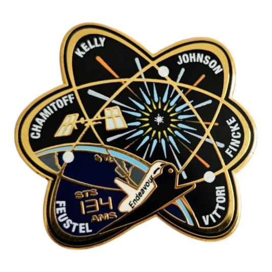 Nasa Endeavour STS-134-AMS souvenir hat pin - 0475-NASA-134